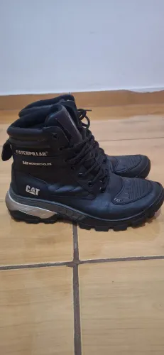 Bota caterpillar n*40 usada uma vez