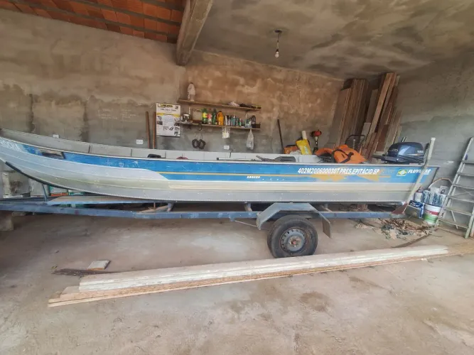 Vendo barco AR5500 Fluvimar completo com carreta ou somente motor Yamaha 20HP4T ano 2009.