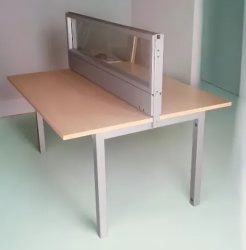 Mesa dupla de escritório com divisória de vidro