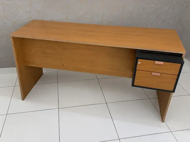 Mesa de escritório com duas gavetas