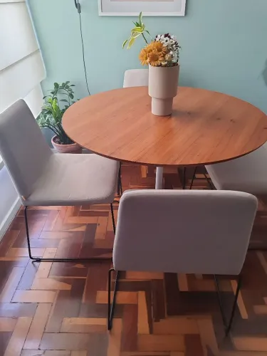 Cadeiras estofadas com pés de ferro