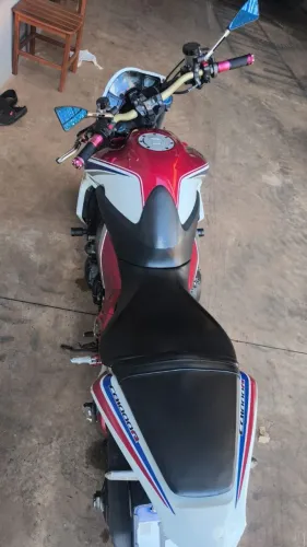 CB1000 em ótimo estado de conservação.