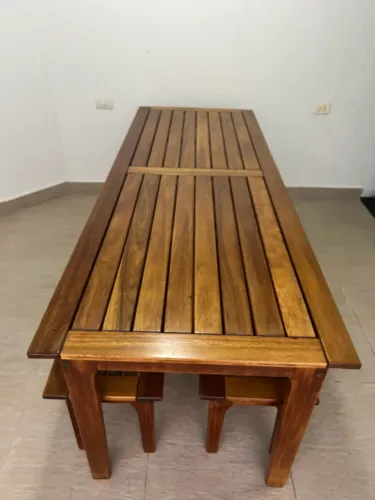 Mesa de Madeira Maciça com 2 Bancos - Excelente Estado