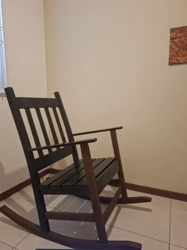 Cadeira de balanço em madeira com verniz