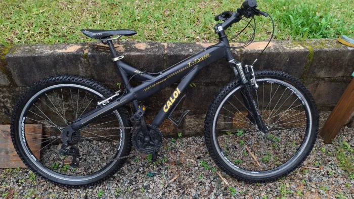 Bicicleta Caloi T-Type na cor preto fosco.