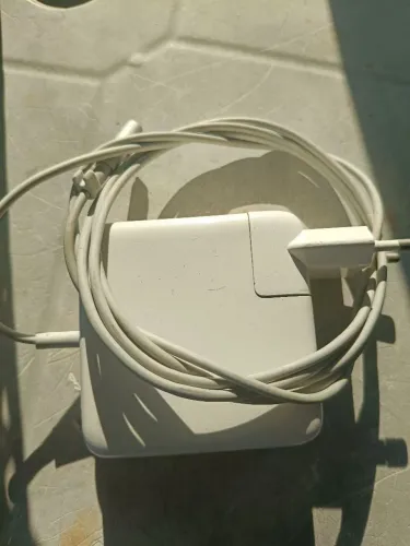 Carregador de MacBook semi-novo.