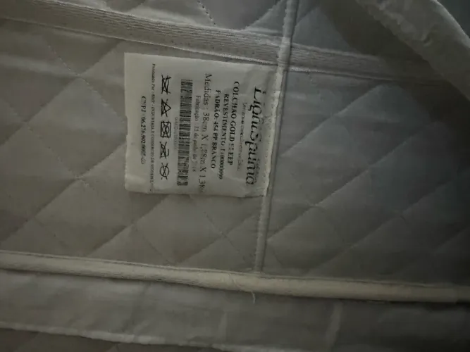 cama de casal com colchão e cabeceira estofada