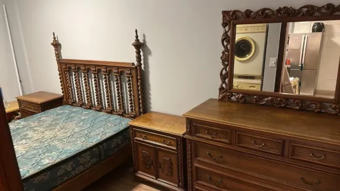 Conjunto completo ( sem colchão)  cama, mesa de cabeceira, e cômoda com espelho 