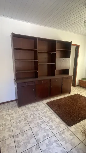 Estante antiga em bom estado