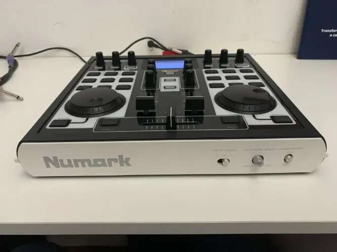 Mixer E Controladora MIDI DJ e VJ Numark Nuvj Arkaos