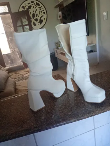 Bota cano longo branca em couro