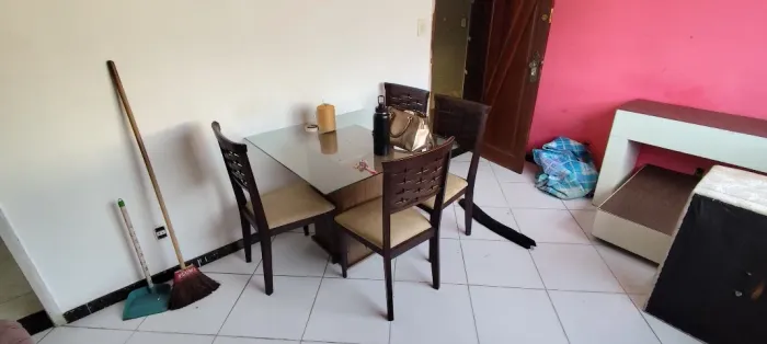 Mesa de Jantar Quadrada com 4 Cadeiras com Tampo de Vidro