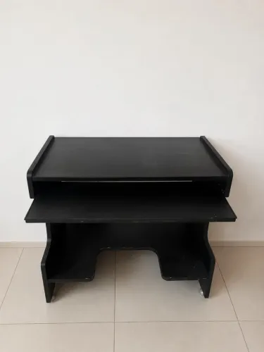 Escrivaninha pra vender logo.