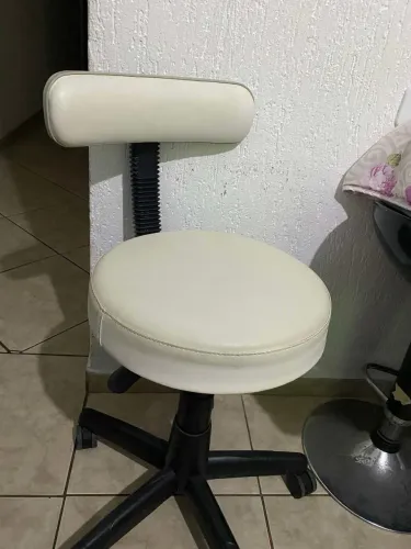 Cadeira branca com encosto 