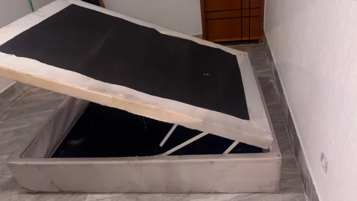 Cama box baú (uma madeira quebrada)