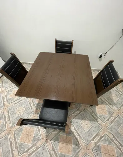 Mesa com 04 cadeiras