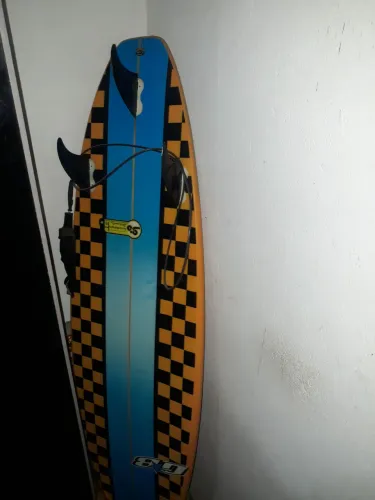 Vendo uma prancha de surf ? 5.11 muito top soltinha na onde qualidade boa alta perfo