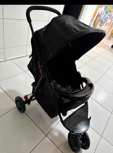 Carrinho de bebê seminovo