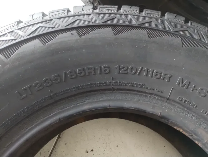 VENDO 5 Pneus 235/85/R16 para caminhão 3/4 Valor R$1.000,00