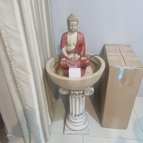 Fonte de água com buda