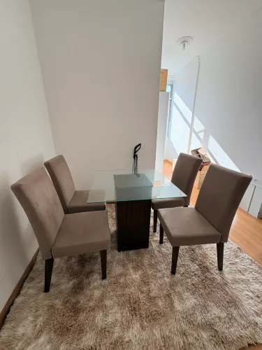 mesa de vidro com cadeiras 