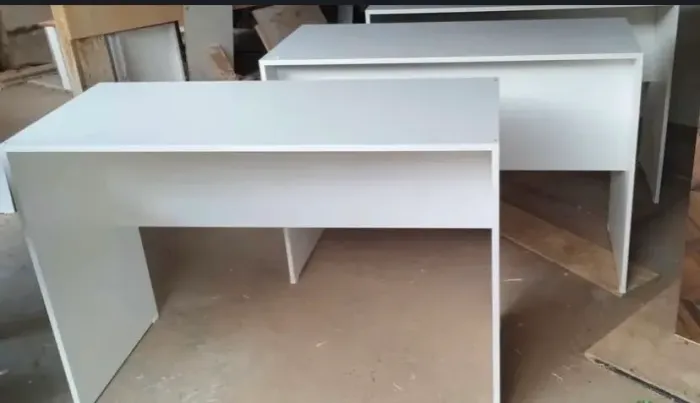 Mesa/Escrivaninha em  MDF, em promoção. tamanho 1.10x48x76 
