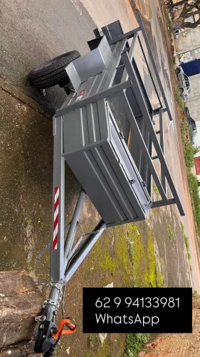Carretinha reboque reforçada baú fechado