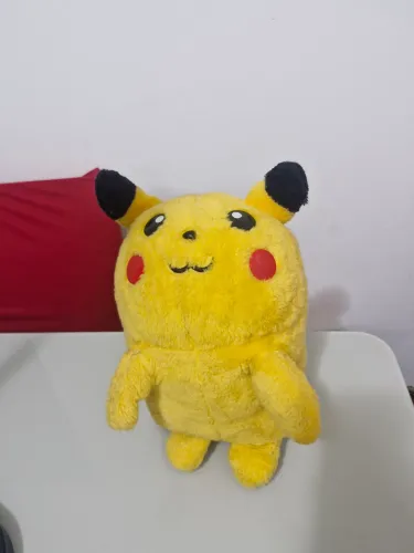 Pelúcia do Pikachu com 33 cm
