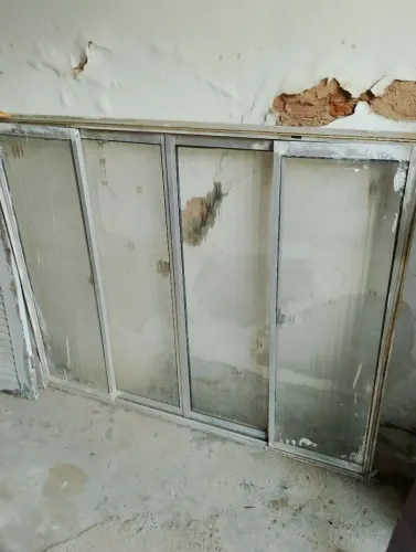 Vendo jánelão e grades e portão  no valor 250,00 cadacada