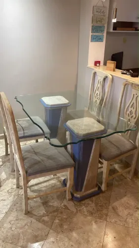 Mesa de jantar com vidro trabalhado e base em granito + 4cadeiras, estilo clássico