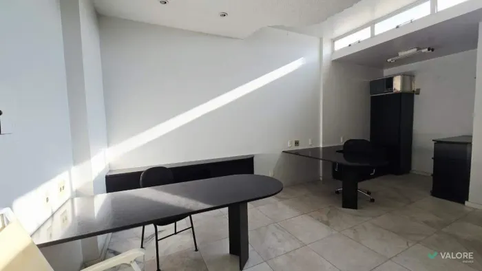 Sala de 30m² a venda no Sion.