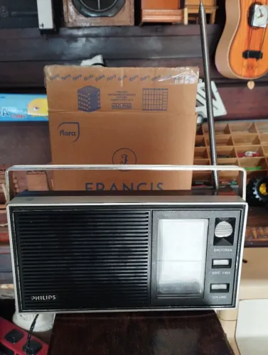 Rádio antigo Philips AM FM funcionando.