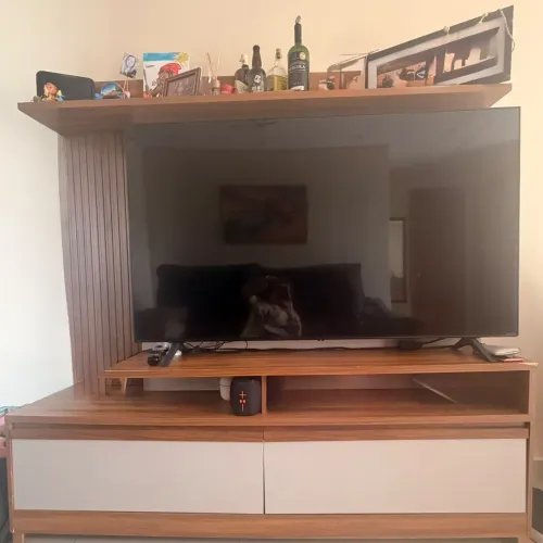 Rack para TV com Painel e Prateleira Suspensa - Madeira e Branco