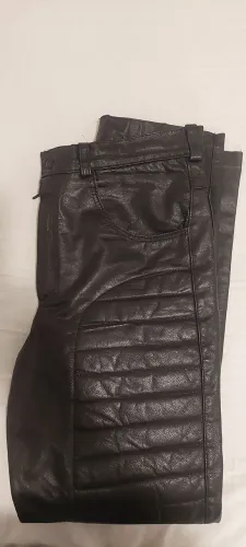 Calça de couro 
