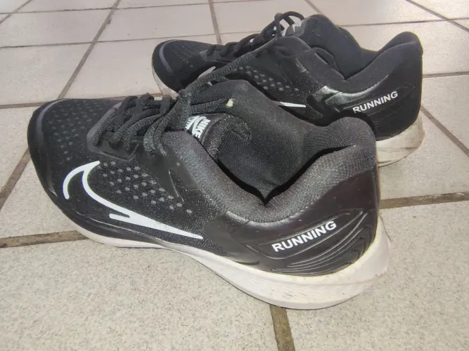 Tênis Nike núm. 42