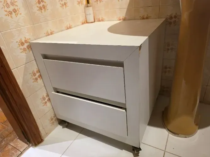 Armário branco com rodinha