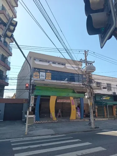 EXCELENTE LOJÃO COM 320 M2 NA PRAÇA SAIQUI EM VILA VALQUEIRE.