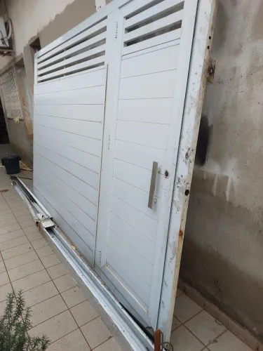 PORTÂO DE ALUMINIO Medindo 3,84 mt comp por 2.35 altura