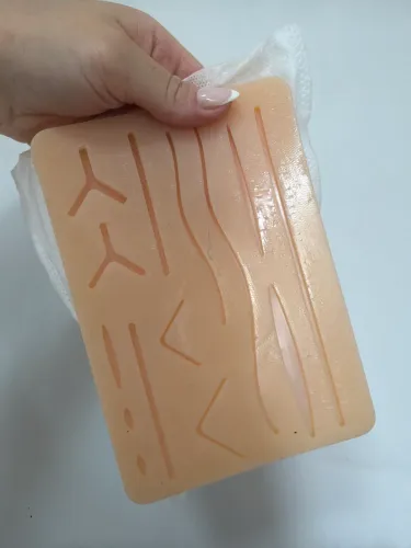 Pele artificial para treinamento de sutura