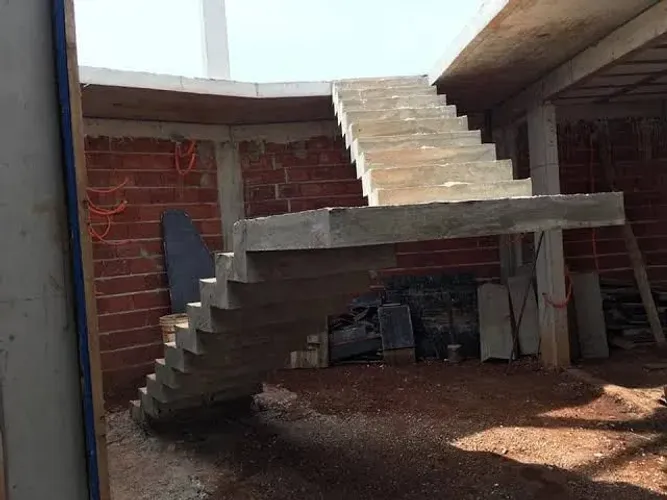 Escadas Batidas De Vários Modelos 