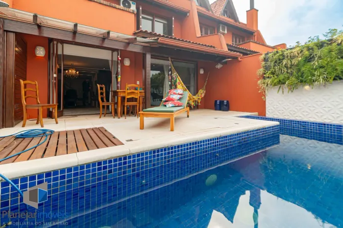 Casa em condomínio fechado a venda no bairro Três Figueiras.