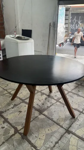 Mesa redonda de madeira