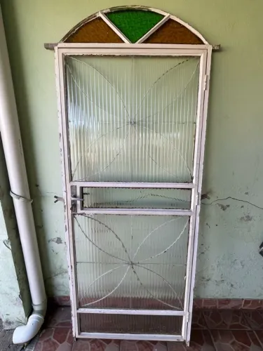 Vendo porta de ferro com vidro