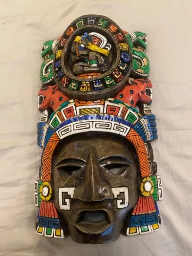 Máscara mesoamericana esculpida em madeira