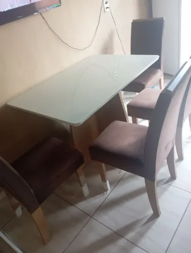 Vendo mesa com cadeira