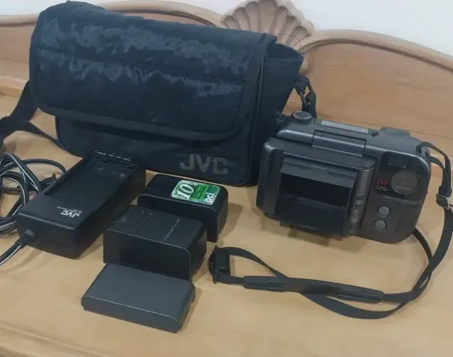 Filmadora JVC - SV3 \ Estojo + carregador e 3 baterias (não foi testada)