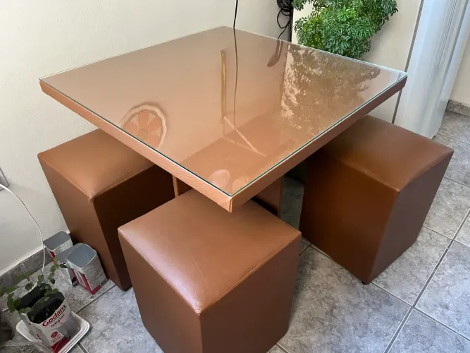 Mesa quadrada com vidro e 4 puffs