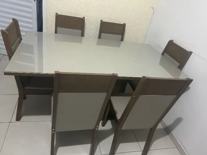 Mesa de jantar retangular com tampo de vidro e 6 cadeiras 