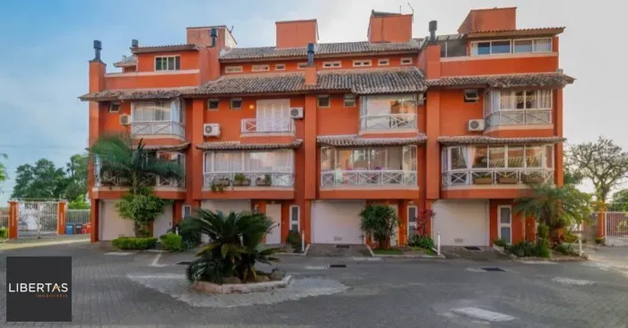 Casa em Condomínio Fechado no Bairro Vila Assunção de Porto Alegre/RS
