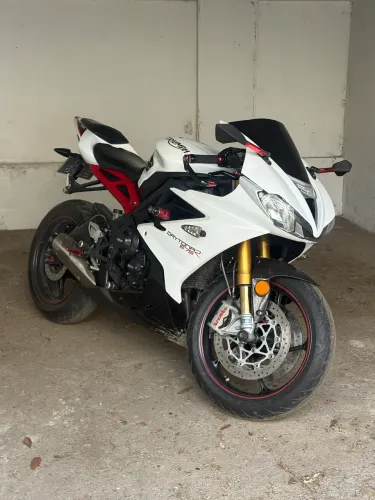 Triumph Daytona 675R com IPVA 2026 pago